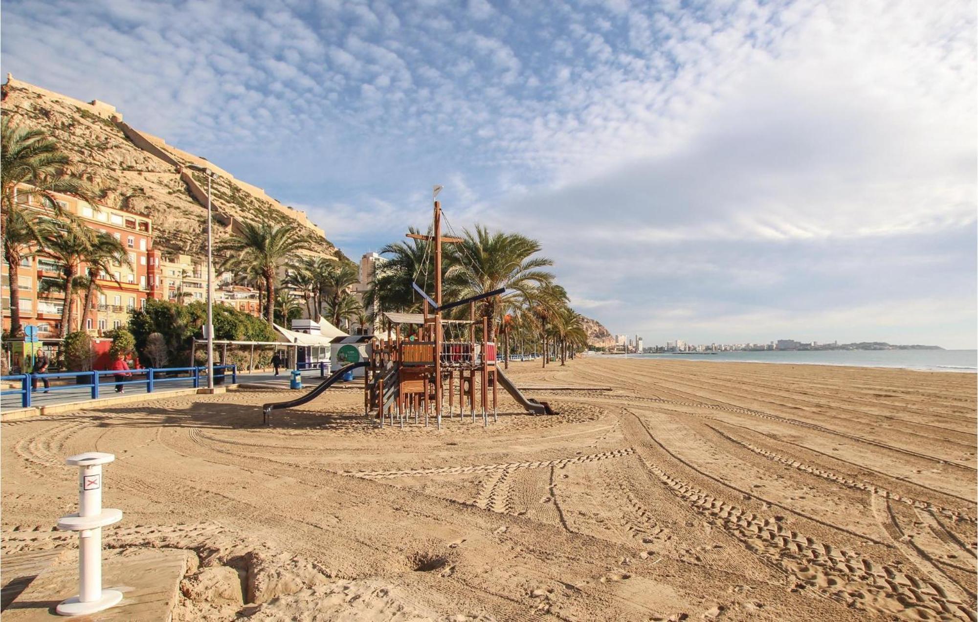 3 Bedroom Gorgeous Apartment In Alicante Exterior photo